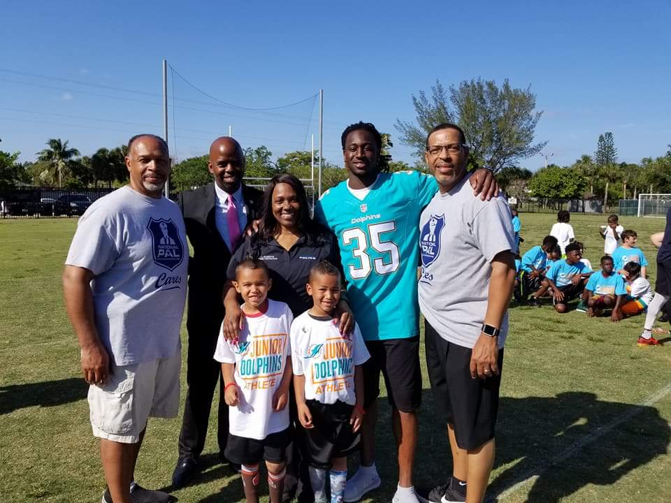 myNMBPolice's tweet photo. NMB-PAL, NATIONAL PAL PARTNERS WITH THE MIAMI DOLPHINS WALT AIKENS FOOTBALL CLINIC IN NORTH MIAMI BEACH WITH DAVIE PAL, HALLANDALE PAL AND MIRAMAR PAL.  @myNMBPolice @CityNMB @ABC https://t.co/YSgzFZf1F1