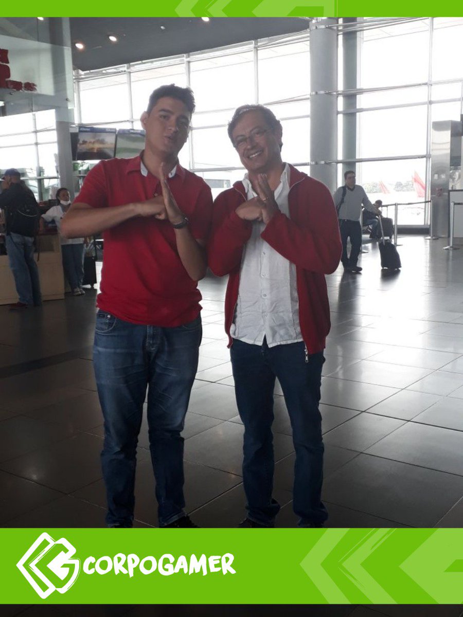 corpogamer's tweet photo. ¡Hey Gamer!. @petrogustavo vs Urataca debatiendo sobre los videojuegos como auténticos deportes. Finalmente el proceso de constitucionalizacion de E-sport ganó, fantástico ahora tenemos otro Gamer que se une a nuestra fuerza. #PorunaColombiaMejor. https://t.co/82kF89M2Ab