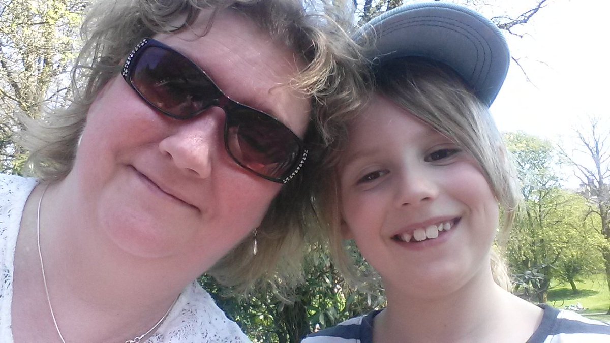 MrsR2000's tweet photo. #buxtonspringfair @GardensBuxton fun day with my niece, tho its too warm for me #beetrootface #bankholidaymonday https://t.co/xOEHbVYxwo