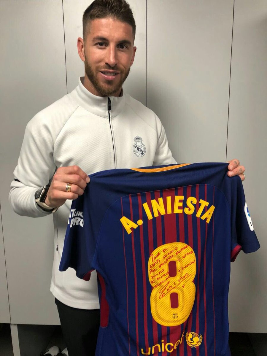 futtmais's tweet photo. A última camisa de Andres Iniesta em um clássico vai para Sergio Ramos! 🔥 https://t.co/9ALOHTNpHm