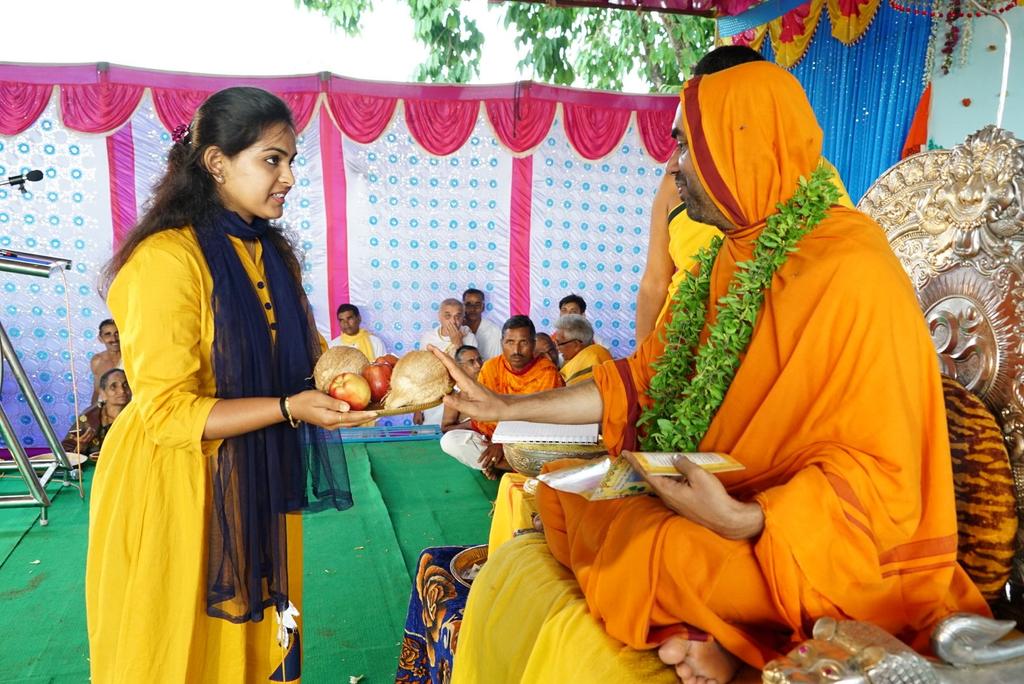 SriKavyam's tweet photo. Singer Suhana Syed became an Amrita Bindu by making an offering to #GouSwarga

This is the second time she donated for the cause of cow, she had donated her prize-money of SaRiGaMaPa to the cause of cow last year! https://t.co/FkBhUBGJPo