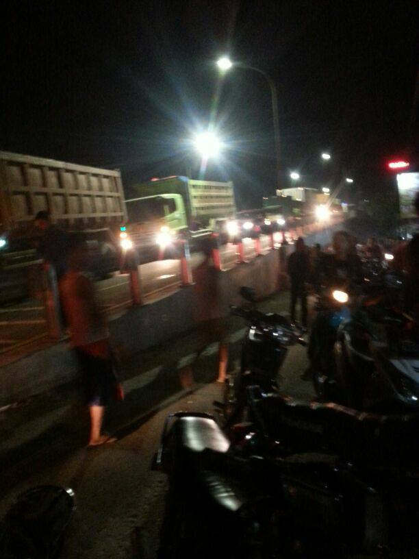 Kecelakaan Lalu lintas di Flay Over Dermoleng #Ketanggungan #Brebes Mohon kepada <a href="/kemenhub151/">Kemenhub RI</a> untuk memasang APILL. Terima Kasih.