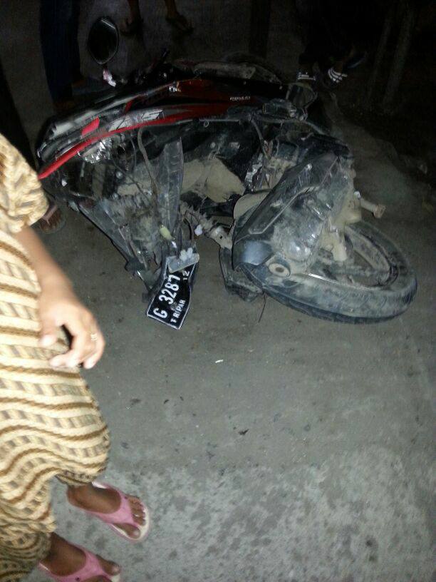 aboutbrebes's tweet photo. Kecelakaan Lalu lintas di Flay Over Dermoleng #Ketanggungan #Brebes Mohon kepada @kemenhub151 untuk memasang APILL. Terima Kasih. https://t.co/ywWGBpjdG2 https://t.co/EqQKJ8bH0r