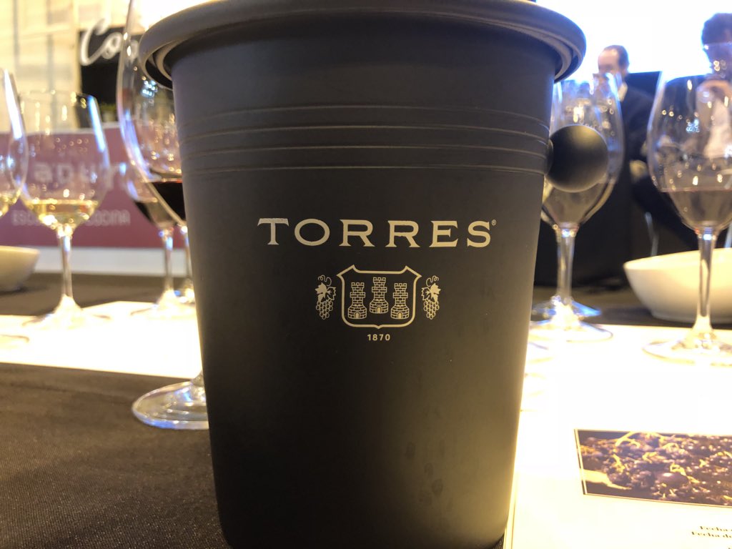 RevistaAlimenta's tweet photo. Compartiendo cata de variedades ancestrales @AndreasKubach Fernando Mora @latidosdevino @familiatorres Un trabajo de I+D+I muy cuidado y laborioso Arqueología del vino #Forcada #Pirene #Gonfaus #Moneu #Querol https://t.co/NgjXSAvMdq