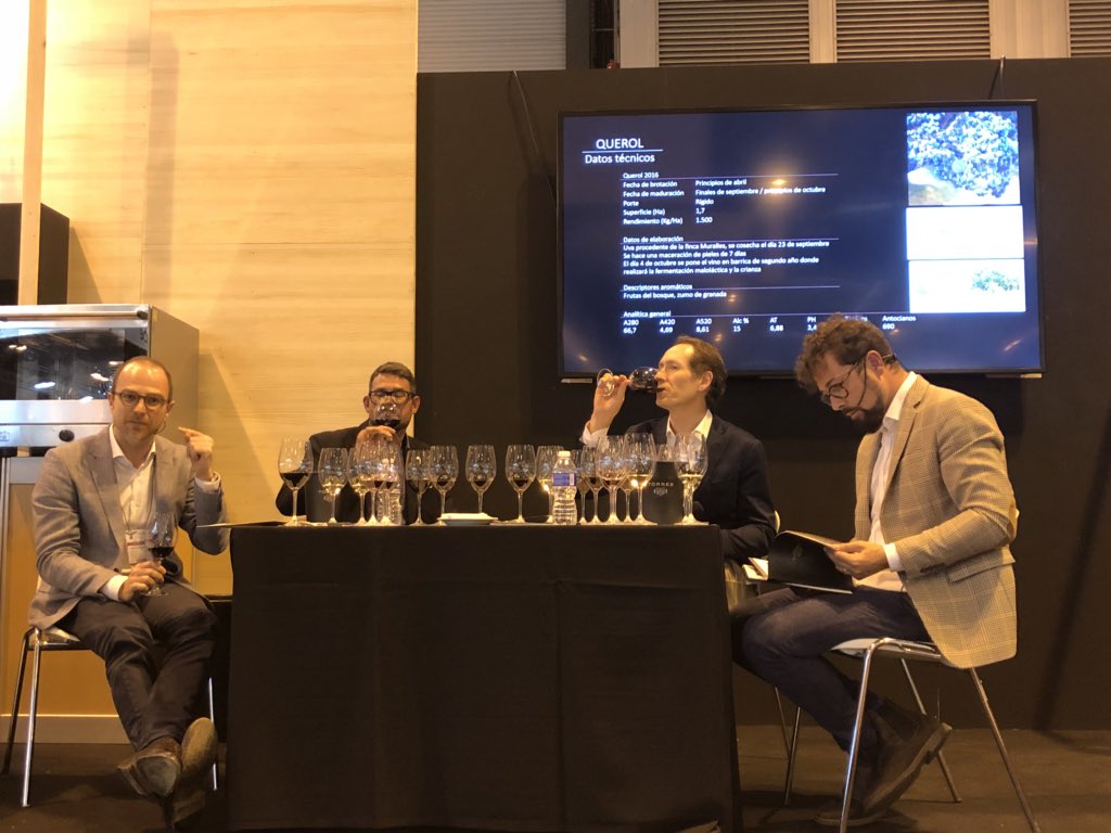 RevistaAlimenta's tweet photo. Compartiendo cata de variedades ancestrales @AndreasKubach Fernando Mora @latidosdevino @familiatorres Un trabajo de I+D+I muy cuidado y laborioso Arqueología del vino #Forcada #Pirene #Gonfaus #Moneu #Querol https://t.co/NgjXSAvMdq