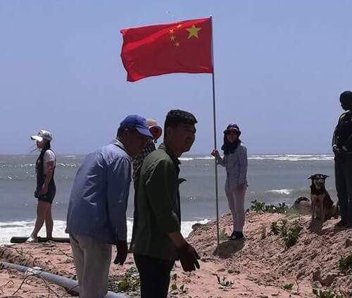 Farida_N's tweet photo. The Chinese fish meal company Golden Lead dumps its waste in the Gunjur Sea polluting the sea which is a source of income to over 2000 families. Few weeks ago, #Gambian youths removed the waste pumps but the Chinese reinstalled them along with their country’s flag #africansrising https://t.co/PLnxjmUl7J