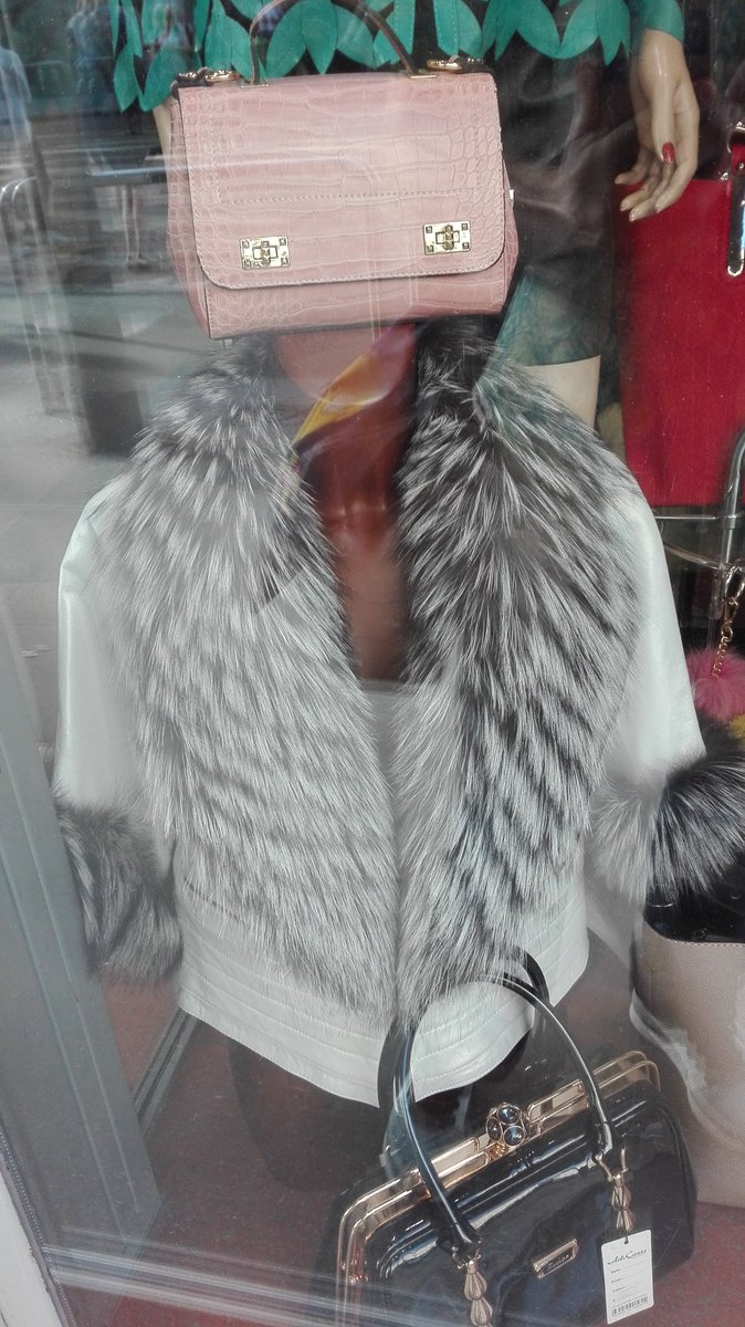 karlvesely's tweet photo. This is how you wear a handbag! #Budapeststyle https://t.co/r9BpQlMMs7