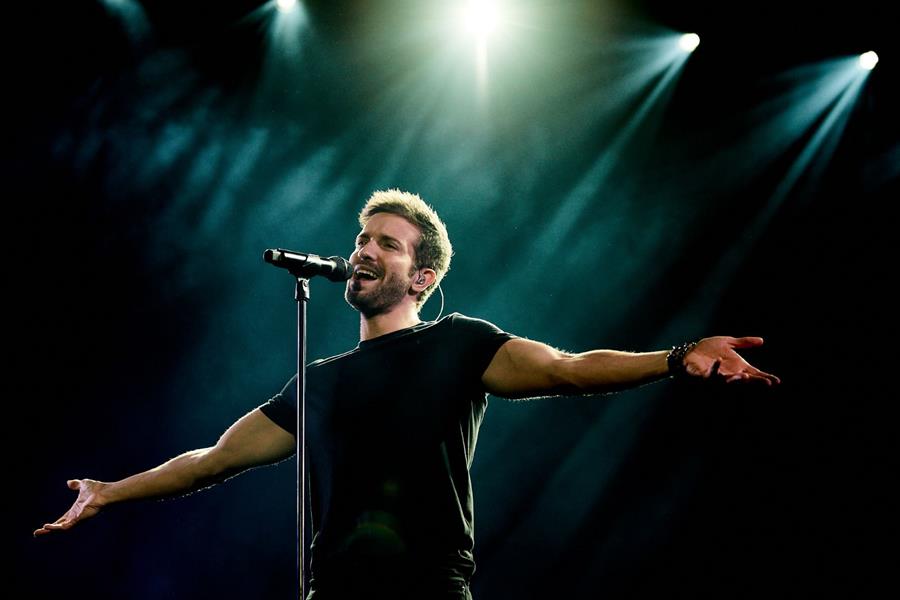 AlboranTeam's tweet photo. #Noticia Pablo Alborán: Exitoso final del “Tour Prometo” en América con más de 200.000 entradas vendidas y todas las entradas agotadas para los cuatro conciertos que ofreció en Chile https://t.co/uoaN84ZBOa vía @rondenepr https://t.co/JTZ86yHCwD