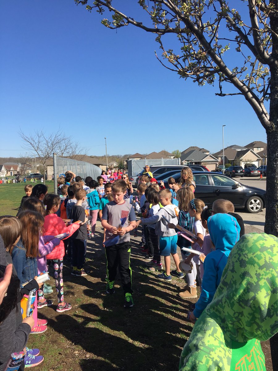 learn_style's tweet photo. RT @vanleeli
@RyersonHeights students showing we care about our community during Education Week. Music Monday, Hospice Walk and Heart and Stroke Dodgeball Fundriaser. @GEDSB #EdWeek2018 #Success4EveryStudent https://t.co/BUx0q0dxrB