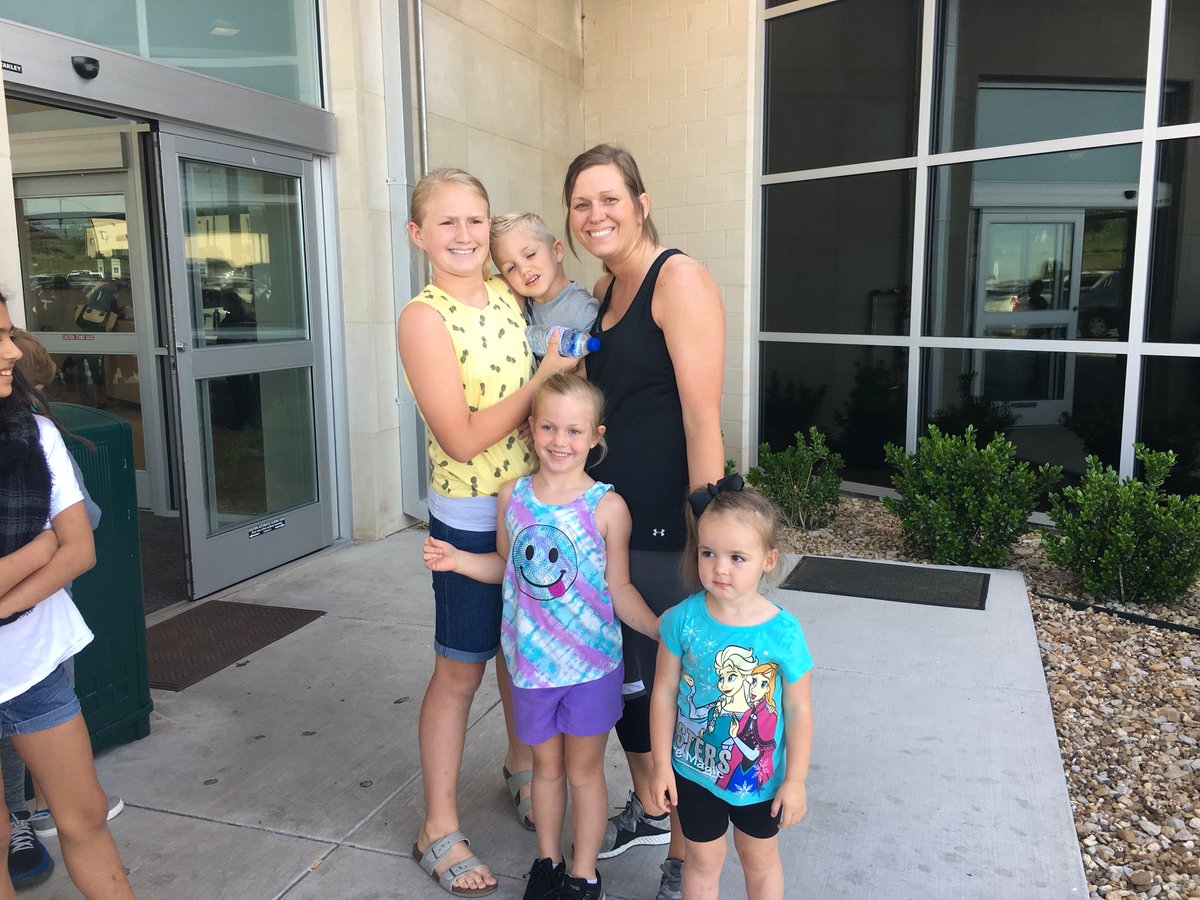 jami_leonard's tweet photo. Had a great time at Fit and Wise handing out water! #BadDayGood @DISDRann https://t.co/oCkkSLznwY
