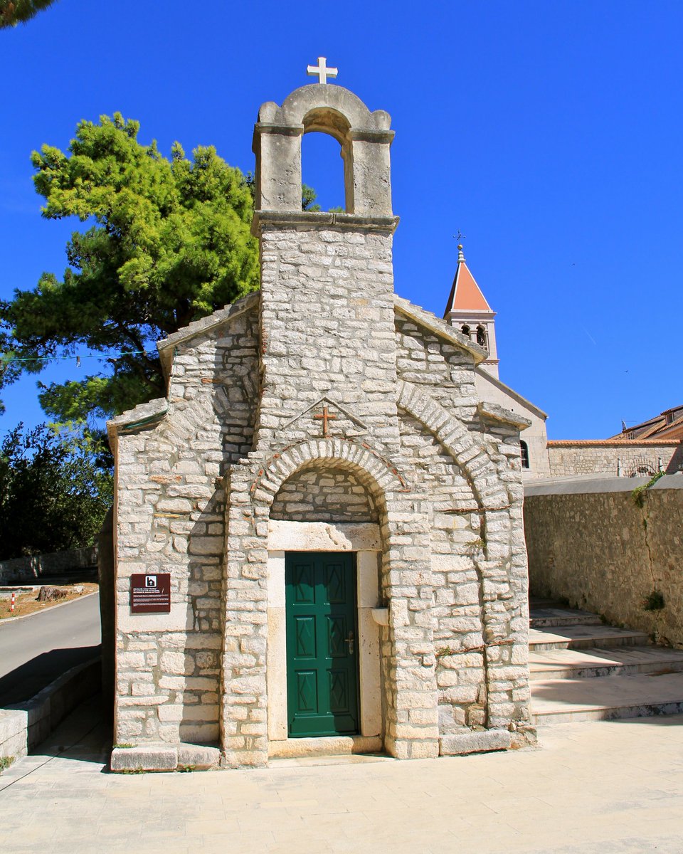Bol_Brac's tweet photo. Beautiful small church of St John and Theodore from the 11th century in front of the Dominican monastery 😊😍
#SymBOL #travel #Croatia #bolbrac https://t.co/Y1GV5O5eJv