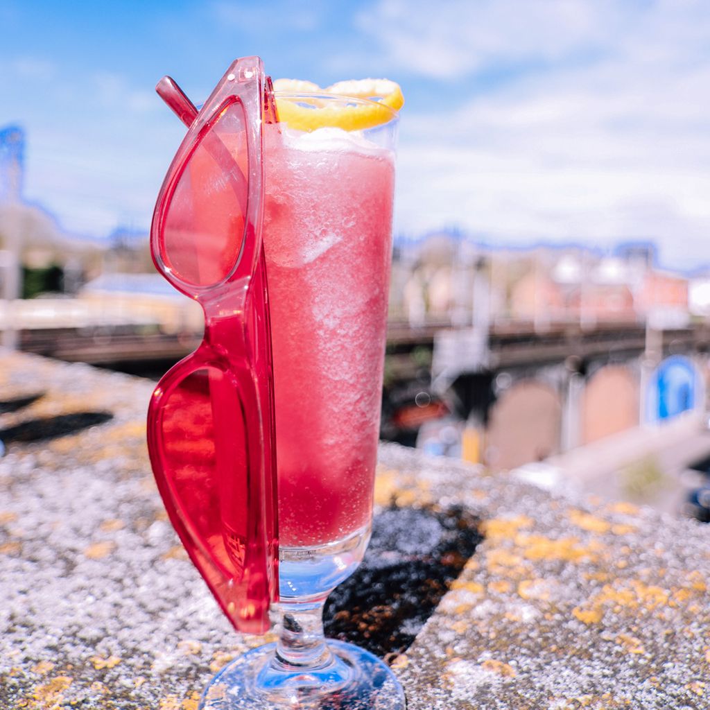 HoxtonPink's tweet photo. Froze and Sunnys 

50ML HOXTON PINK
20ML CREME DE FRAISE
10ML LEMON JUICE
100ML ROSÉ
–
POUR THE INGREDIENTS INTO A BLENDER
WITH ICE AND SERVE IN A SLING GLASS
–
TWIST OF LEMON

#hoxtonpink #cocktails #ginandtonic #pinkgin#ginoclock   #fashion #music #art #summervibes #sundowner https://t.co/HoeVMIQ3sK