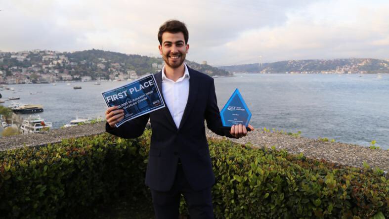 USConsIstanbul's tweet image. Yeni #DipNote yazısı:”#Lübnanlı Wassim El Hariri @GISTNetwork 2018 #TechI Yarışması&apos;nda 1. Oldu&quot; Bilim&amp;amp; teknoloji girişimcilerine yönelik yarışmanın kazananı Wassim&apos;in şirketi SASHA, hastanelerde yemek dağıtımını otomatik hale getiren bir robot geliştirdi. go.usa.gov/xQXaZ