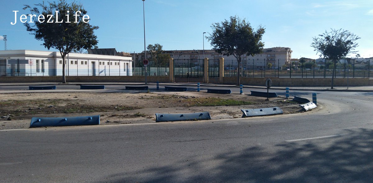 Jerez_Life's tweet photo. ✔ #Jerez Las dos primeras fotos son del 22 de octubre de 2017 después de 5 años así.
Las actuales son del 6 de mayo de 2018. 'La Marquesa'
@PrensaAytoJerez    @PoliciaLocalJrz
#JerezDenuncias #JerezAvanza  #JerezLife https://t.co/VQvXEbkS6p