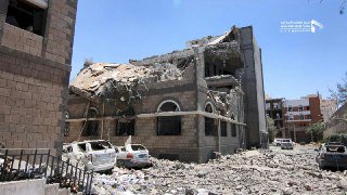 fatabotalb2017's tweet photo. #صنعاء : صور من جريمة التي ارتكبها طيران العدوان على مبنى مكتب رئاسة الجمهورية بالعاصمة صنعاء وسط الاحياء السكنية والتي أدت إلى استشهاد وجرح 66 مواطنا كحصيلة غير نهائية https://t.co/lixLXK6Ypv