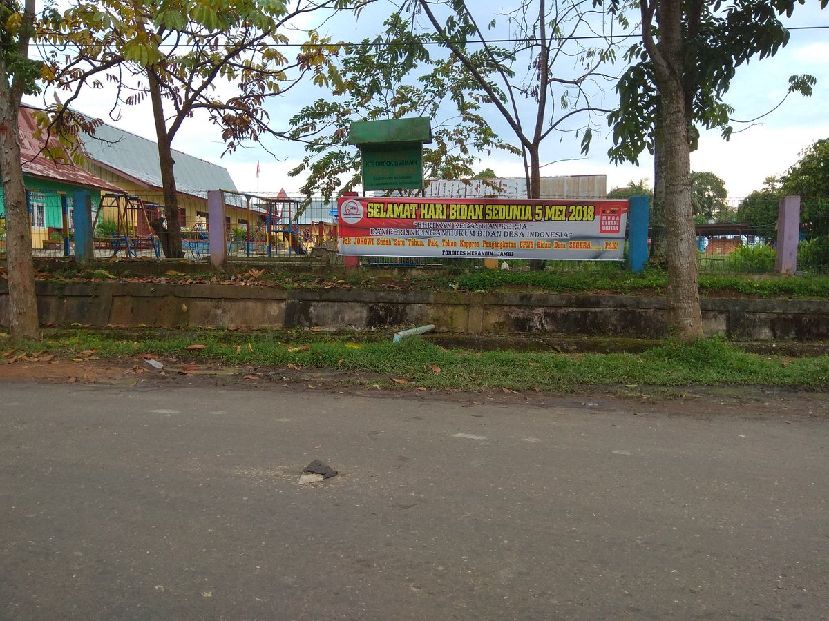 forbides_m's tweet photo. Selamat hari bidan sedunia 
Ini Bidan desa mu pak @jokowi 
Segera teken Keppres nya pak, bidan desa butuh hak kepastian kerja,sesuai pernyataan bapak di setiap pertemuan dg bidan desa, CPNS bln bln ini ya pak 
(forbides kab Merangin - jambi ) @BidanPTTBersatu @EkaPangulimaraH https://t.co/d5bzoxenKt