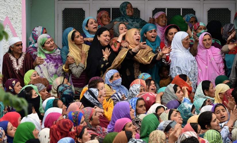 Gousia_Mir_'s tweet photo. Tears come from the heart and not from the brain.
Kashmir University professor Rafi Bhat gets killed within 40 hrs of joining militancy; students, colleagues in shock #kashmirkillings #stopbloodshed #savebro https://t.co/YoPbpYyE4p