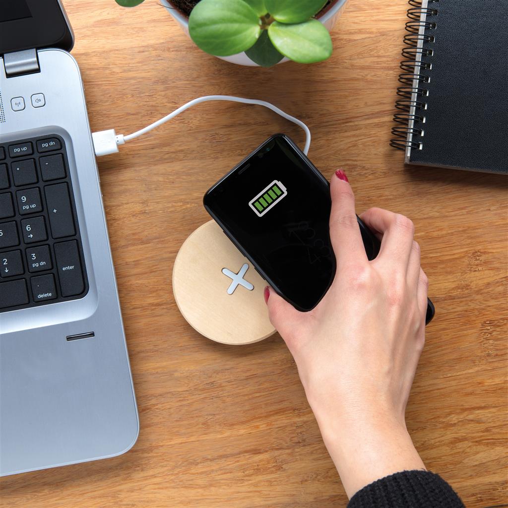 JanHazejager's tweet photo. Misschien is deze houten oplader binnenkort wel van jou. https://t.co/YH5UxQPYlK #ditwiljehebben #promzlive #promz @PPPnederland @PromZTweetZ #promotionalproducts #promotional #promo #gadgets #giveaway #giveaways #gifts #gift #merchandise https://t.co/P3bUNJU7op