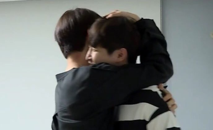 저화질의 황민현 tweet media