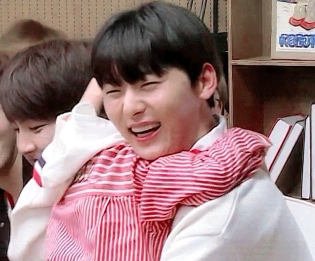 저화질의 황민현 tweet media