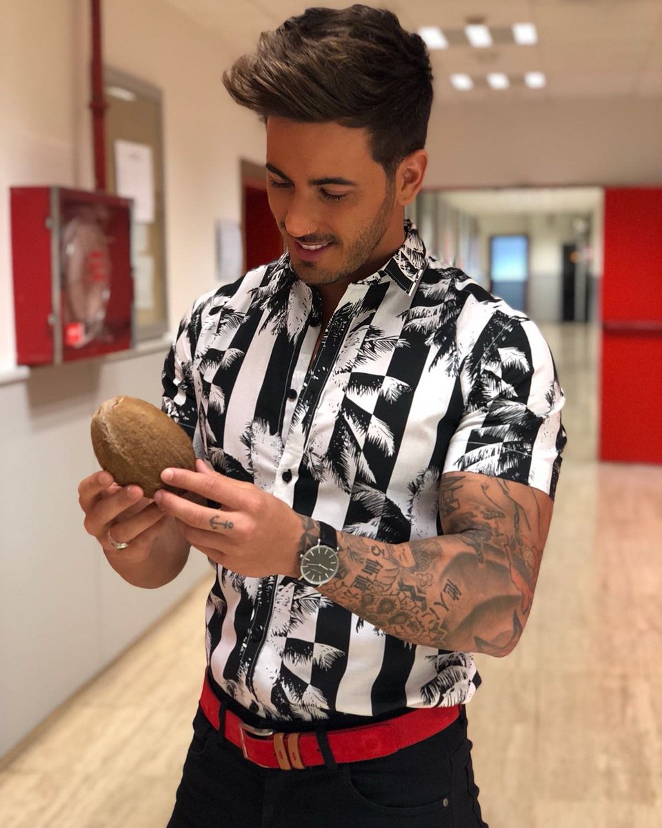DivaroShop's tweet photo. @Ivangoonzalez_ con nuestro total look 👉 @DivaroShop 🖤🔝
❎ https://t.co/hrsGMWCUy1 ❎
•
#Divaro #DivaroShop #DivaroMayoristas #MadeInSpain #ConexionHonduras8 #SuperVivientes2018 https://t.co/n4Emo8OB7N
