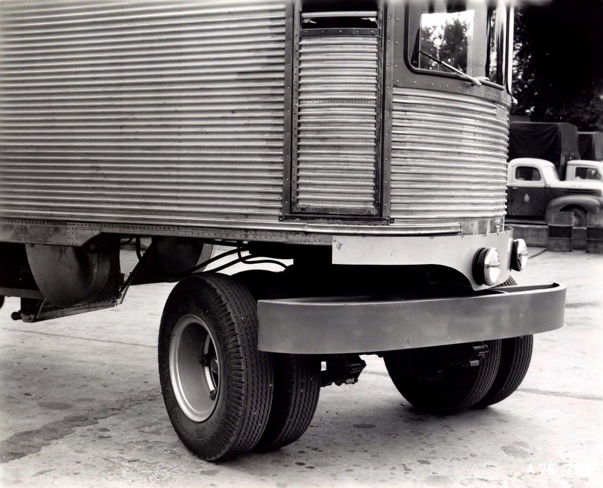 By_JackRoberts's tweet image. Your weird truck of the day is the 1950 Fageol Cargoliner - a concept truck that was billed as “The trailer without a tractor.”