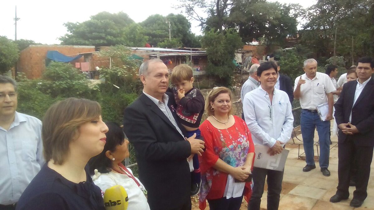 treintamastv's tweet photo. El Intendente de Asunción, @Ferreiromario1, visitó la zona del barrio Caracolito del Bañado Sur, donde se realiza las obras del desagüe pluvial que busca evitar la formación de grandes raudales que afectan al lugar actualmente. #LMUNO https://t.co/4JinoiB9vN