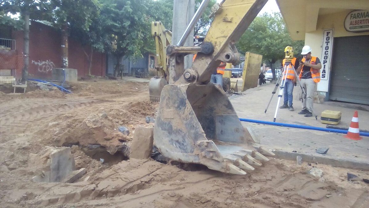 treintamastv's tweet photo. El Intendente de Asunción, @Ferreiromario1, visitó la zona del barrio Caracolito del Bañado Sur, donde se realiza las obras del desagüe pluvial que busca evitar la formación de grandes raudales que afectan al lugar actualmente. #LMUNO https://t.co/4JinoiB9vN