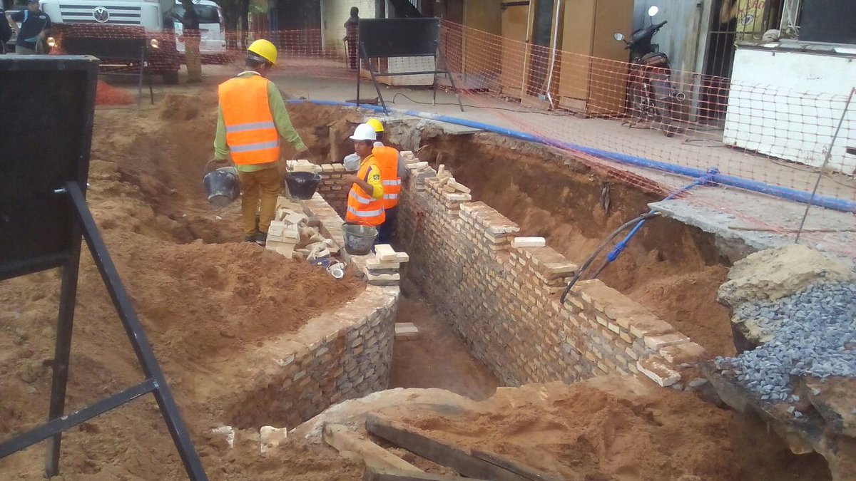 treintamastv's tweet photo. El Intendente de Asunción, @Ferreiromario1, visitó la zona del barrio Caracolito del Bañado Sur, donde se realiza las obras del desagüe pluvial que busca evitar la formación de grandes raudales que afectan al lugar actualmente. #LMUNO https://t.co/4JinoiB9vN