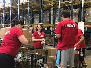 FluorCorp's tweet photo. #FluorCares volunteers participated in the @UWGreenvilleSC annual Hands On Greenville @HandsOnGville Day at Harvest Hope Food Bank @HarvestHopeFB. Hands On Greenville is the largest volunteer effort in Upstate S.C. with more than 5,000 volunteers #HOGday2018 https://t.co/Dn9XfaGE6U