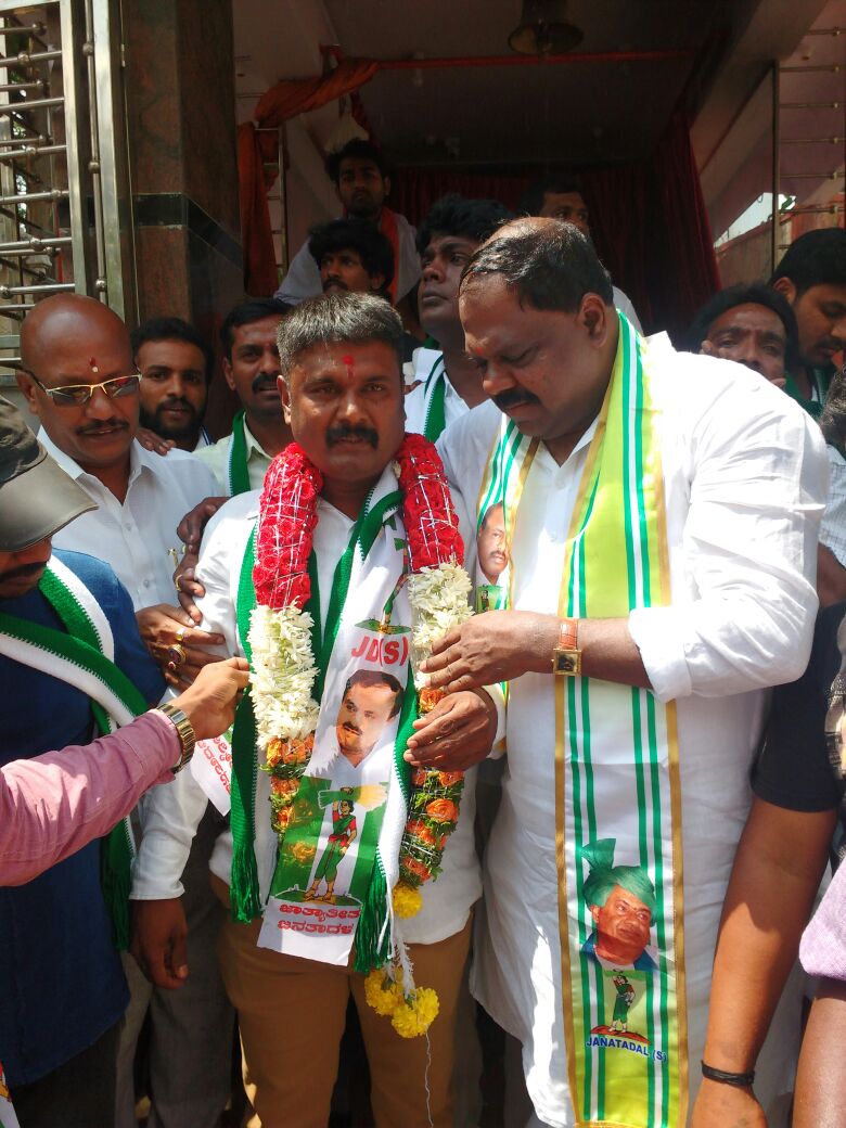 CvramanJDS's tweet photo. Campaigning getting more aggressive...In parts of various #Wards in #CVRamanNagar by our #PRameshAnna addressing crowd in roadshow today at #Ward-50 #Old Byapanahalli..#CVRwithPRamesh #CVRwithJDS
@PRameshJDS @NikhilKumarFc @KumaraswamyJDS @JanataDal_S @JDSyouthpower https://t.co/bEA7fpamlE