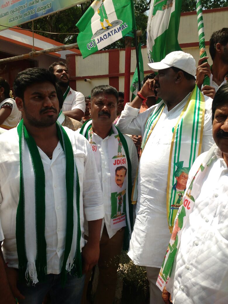 CvramanJDS's tweet photo. Campaigning getting more aggressive...In parts of various #Wards in #CVRamanNagar by our #PRameshAnna addressing crowd in roadshow today at #Ward-50 #Old Byapanahalli..#CVRwithPRamesh #CVRwithJDS
@PRameshJDS @NikhilKumarFc @KumaraswamyJDS @JanataDal_S @JDSyouthpower https://t.co/bEA7fpamlE