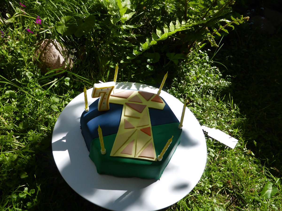 TimoliaTeam's tweet image. Happy Birthday to us! 🎉🎈

Timolia wird 7 - und wir feiern das nicht nur mit dieser leckeren Torte von @lotteoderso, sondern auch mit einer Double-Pixel Woche! 🎁💛