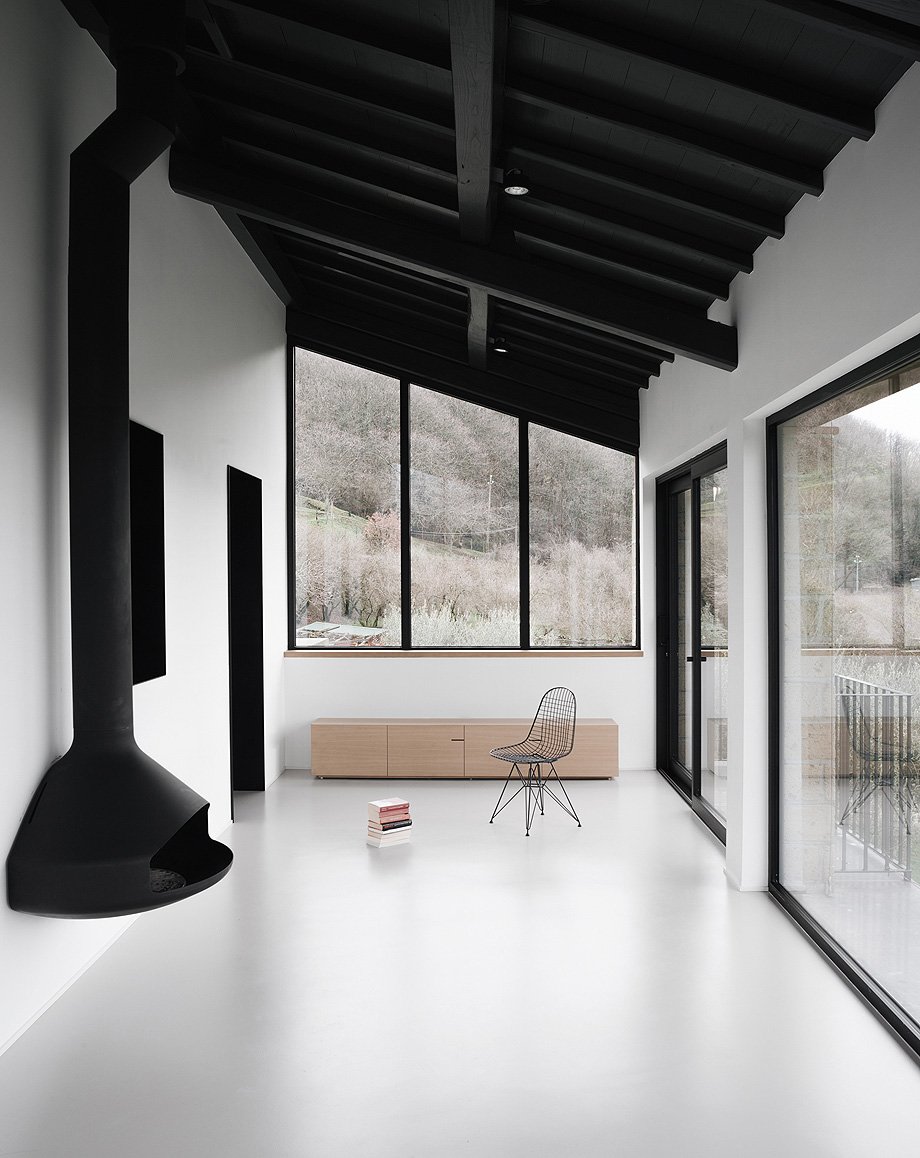 Interior_es's tweet photo. Una nueva vida en una granja contemporánea con #interiores diseñados por @deltastudio_: https://t.co/aLGN4YVdfB … Fotografías: Simone Bossi #diseñointerior #interioresminimalistas #minimalismo #minimalista #lessismore #Italia https://t.co/e1G4QfIF0a