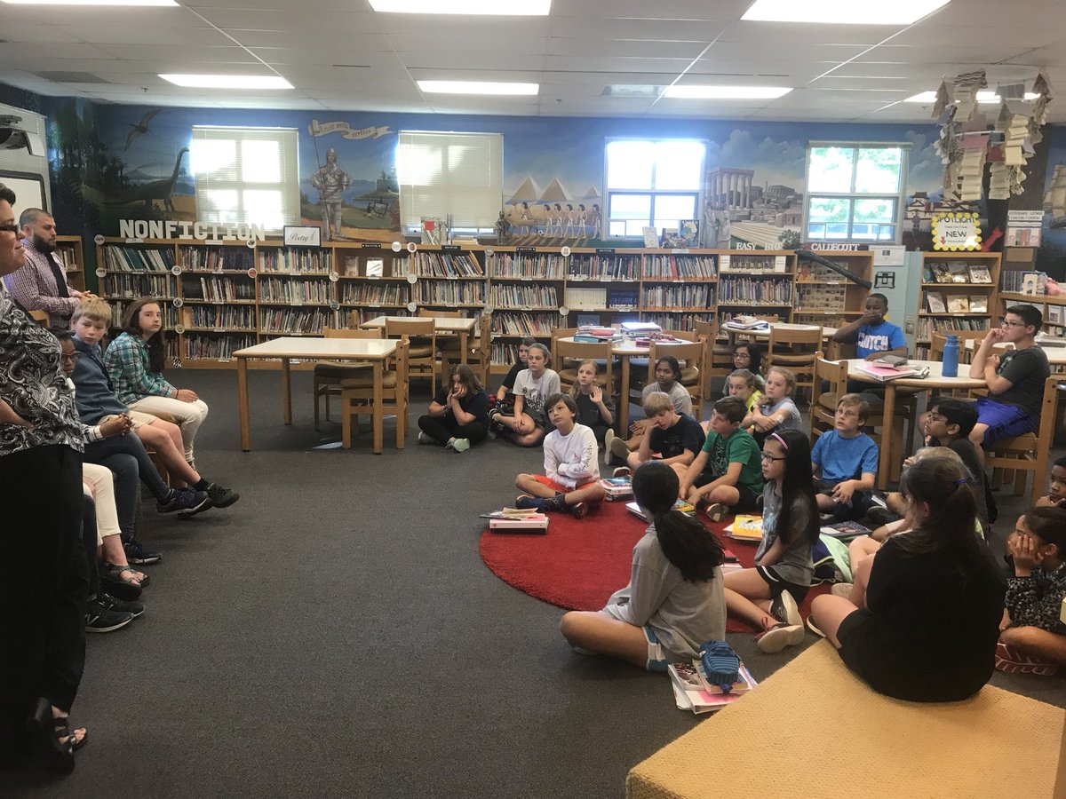 MrsCarterReads's tweet photo. This morning @TheWalkerSchool, 5th graders are learning all about summer reading from a seasoned panel of 6th grade experts. #walkerreads Thanks, @RobertoLlopart @stillermanteach for helping to make the transition a seamless one! https://t.co/j3CpnQf7K5