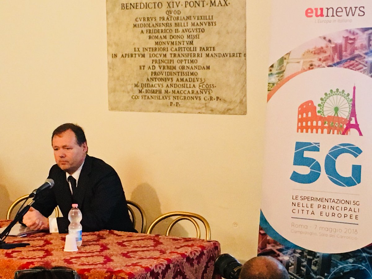 Roma5G's tweet photo. @ViolaRoberto apre il convegno sulle sperimentazioni del 5G in Europa e Roma. Il #5G è importante perché migliorerà la vita dei cittadini nei gesti di tutti i giorni. Dalla salute alla mobilità, dal lavoro allo svago, la nuova connettività offrirà soluzioni innovative. https://t.co/VkQKkB6P5K