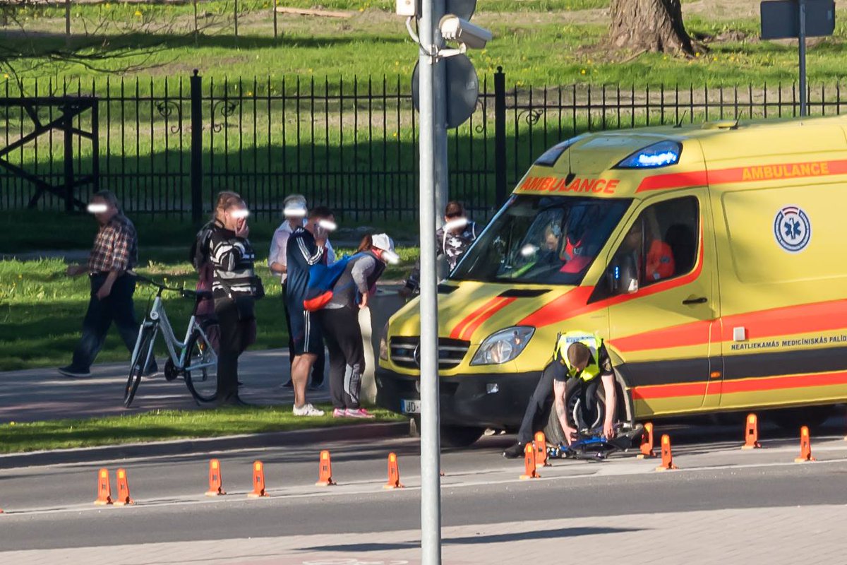 Jelgavā uz gājēju pārejas notriec 8 gadus vecu zēnu, kurš ar traumām nogādāts slimnīcā VIDEO -> runabildes.lv/jelgava-uz-gaj…