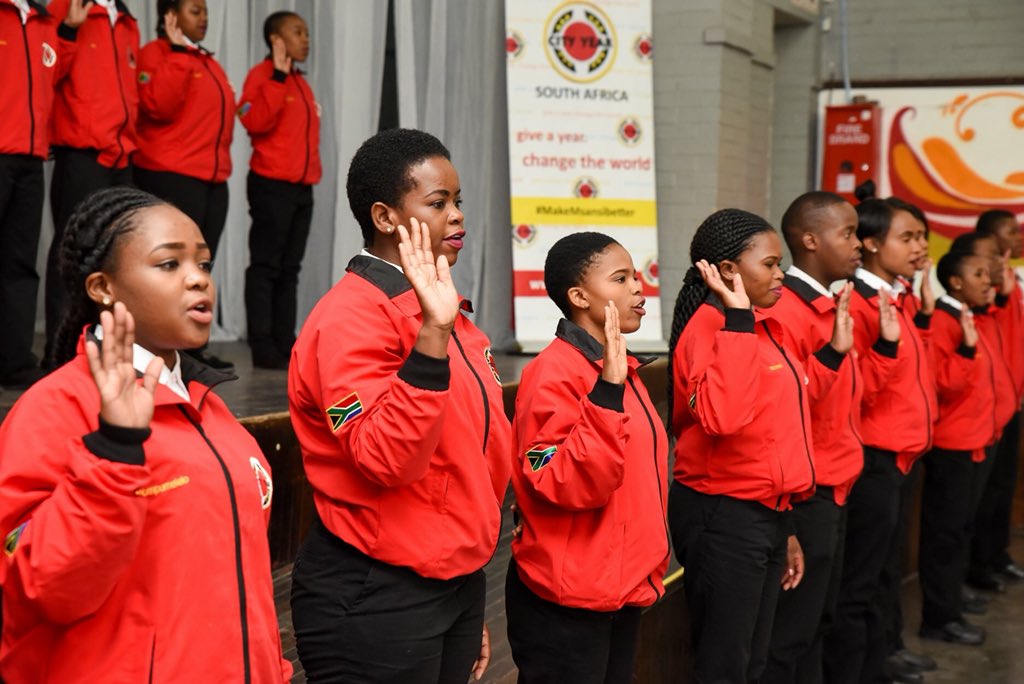 CityYearSoA's tweet photo. Did you know? A year of service #Serve2Work gives more than work experience? It builds leaders who give back Help us to give more young people a year of service. @AdoptaSchoolSA @Lesufi @PfP4SA @TrevorNoahFdn @Yes4YouthZA https://t.co/vU7vfzmbSs