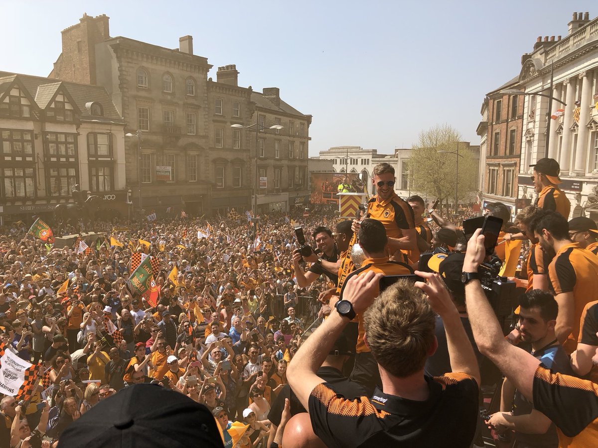 Sky Sports said close to 100,000 people on the streets, this doesn’t include the 30,000 at West Park👀Incredible 🐺🧡🖤 #WWFC #Proud2BeWolves