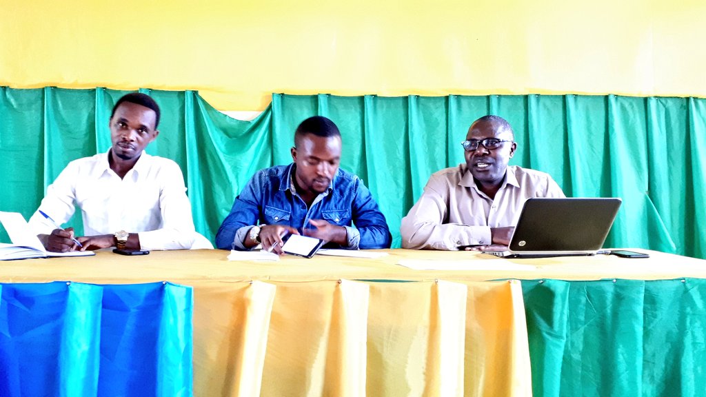 RwandaSouth's tweet photo. Now the @RwandaSouth following up the #peer_review&amp; #peer_learning session within all Districts NBs, and now in @Kamonyi https://t.co/U3ehb8h9so