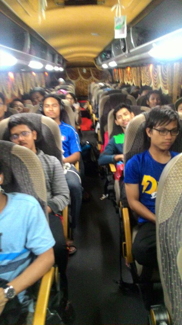 PulangUndi's tweet photo. Marilah Mari, Pergi Mengundi
Janganlah lupa kewajiban pada Negara

So glad we got to share this experience with folks from @BeliaHARMONI and the students! =D

Happy Faces on the bus ride home from 
UIA Kuantan --> Perlis
UIA Kuantan --> Kelantan

#pulangmengundi https://t.co/q7c1KSrqED