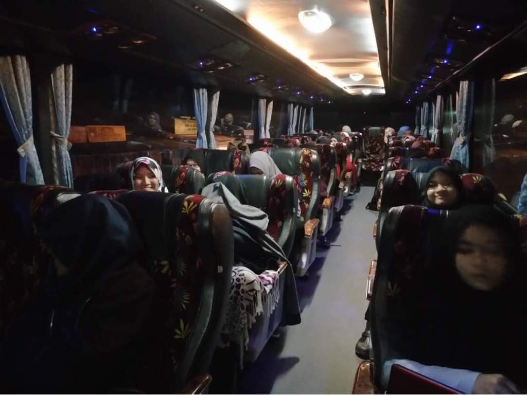 PulangUndi's tweet photo. Marilah Mari, Pergi Mengundi
Janganlah lupa kewajiban pada Negara

So glad we got to share this experience with folks from @BeliaHARMONI and the students! =D

Happy Faces on the bus ride home from 
UIA Kuantan --> Perlis
UIA Kuantan --> Kelantan

#pulangmengundi https://t.co/q7c1KSrqED