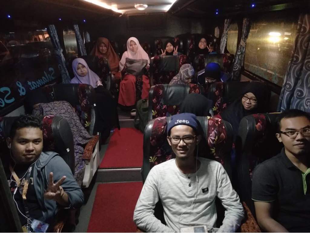 PulangUndi's tweet photo. Marilah Mari, Pergi Mengundi
Janganlah lupa kewajiban pada Negara

So glad we got to share this experience with folks from @BeliaHARMONI and the students! =D

Happy Faces on the bus ride home from 
UIA Kuantan --> Perlis
UIA Kuantan --> Kelantan

#pulangmengundi https://t.co/q7c1KSrqED