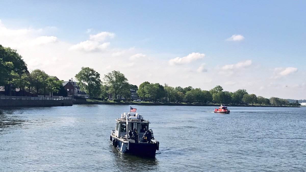 DCPoliceDept's tweet photo. What a beautiful morning for diving exercises at Harbor Patrol...

Just another great example of how MPD is #HereToHelp! https://t.co/3roYj7OOD5
