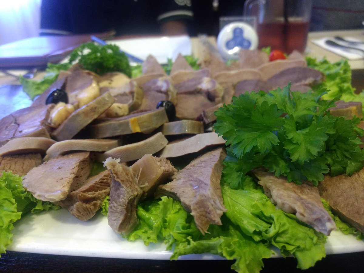 vikrant_kh's tweet photo. Nothing feels good than having a nice platter of meat.

#foodgasm #FoodInnovation #travelingforfood #meatlover #kazakhstanfood #horsemeat https://t.co/qsPGtw8ADU