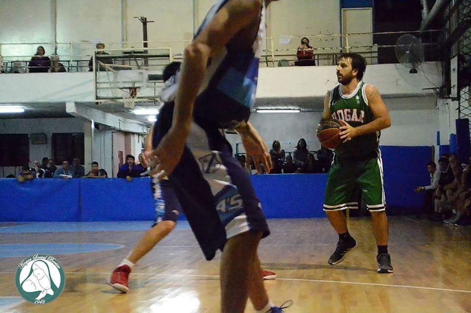 hogarsocialok's tweet photo. #BÁSQUET 🏀~ El Maxibásquet no pudo con Meridiano V y cayó 54 a 41 por la fecha 7 del Torneo Apertura. El Verde se quedó con las manos vacías en cancha de Asociación Mayo y el próximo domingo enfrentará a Náutico Ensenada. 
PH: Gentileza @MaxibasquetLP

#HogarCrece #DaleVerde 💚 https://t.co/QaY6YwSQuV