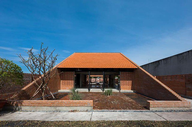 huyestate's tweet photo. 'Long An House' in Vietnam is a Creative Brick Residence by Tropical Space.
https://t.co/s8SwrNVwjJ
#success #homes #persistence #realestate #focus #hustle #investors #vietnam #longanhouse #tropicalspace #vietnamarchitecture https://t.co/qxtAvustmM