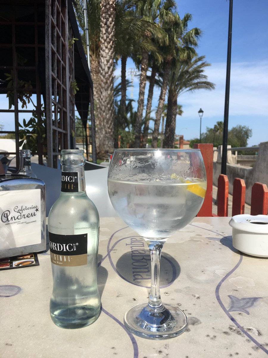 JuniperMusings's tweet photo. Spanish serving sizes. Oh Lordy 🙈 #taxi #spanishgin https://t.co/r9Iphx9xW3