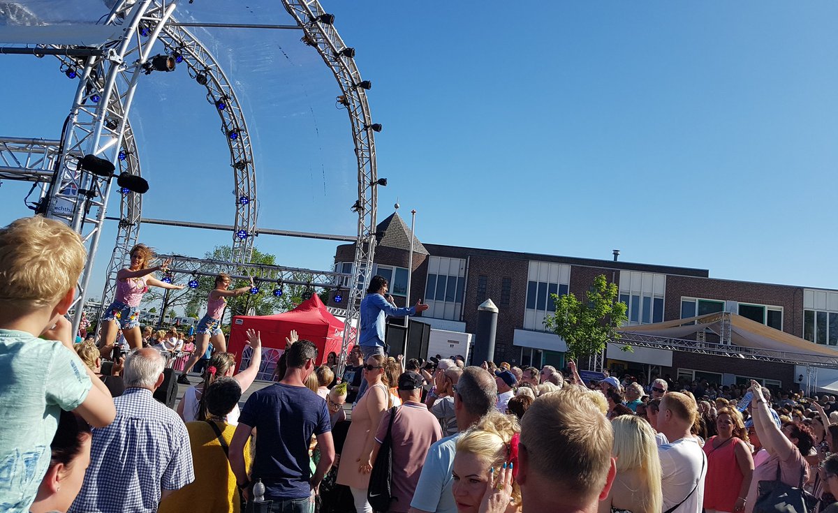 Zonnige opnames gisteren tijdens Hart voor Muziek in Drimmelen! 😊☉ #vlaggetjesdag #nieuwesingle <a href="/VinzzentNL/">Vinzzent</a>