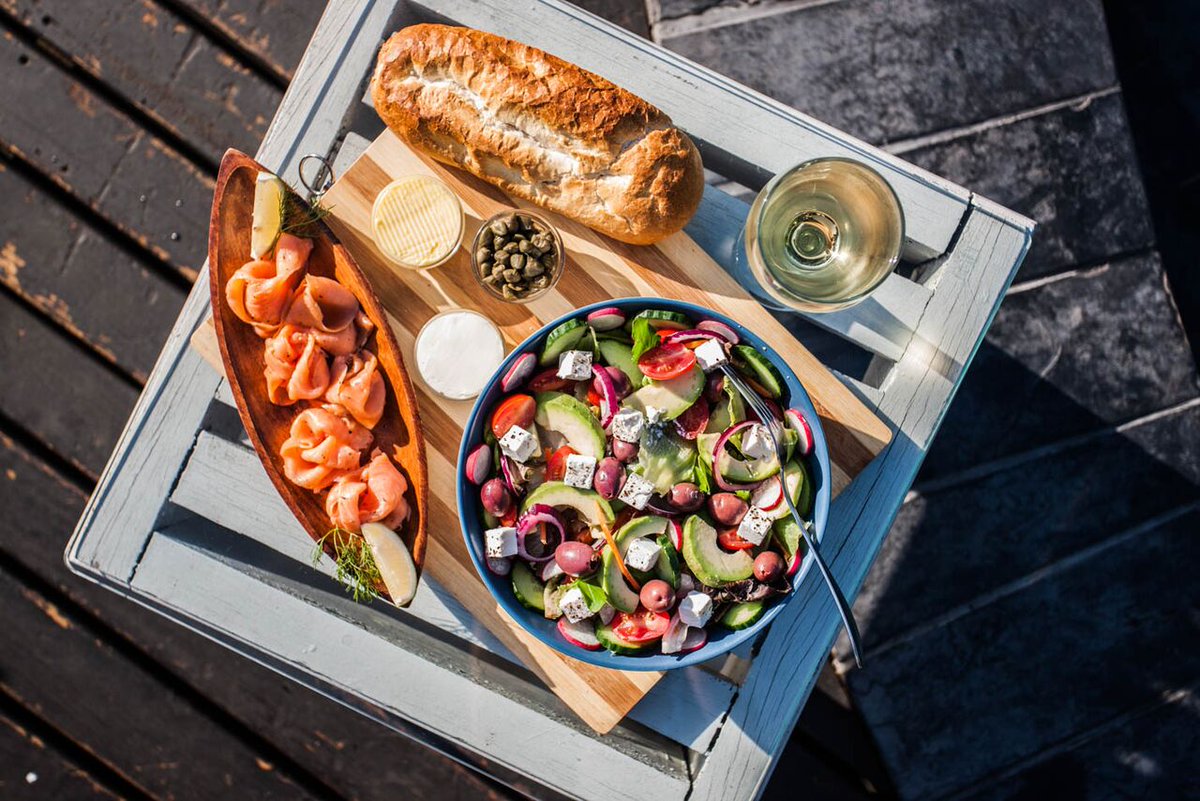 Makakatana's tweet photo. What are you having for lunch? 
#PicnicForTwo #LunchTime #Hungry #LuxurySafari #MakakatanaBayLodge #Yummy #GetInMyTummy #GlassOfWineTooWhyNot https://t.co/Om2dVB8B30